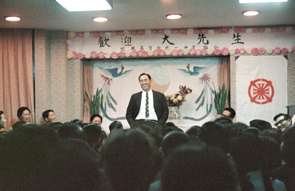 歓迎会でみ言を語られる真のお父様（65年1月28日、東京・南平台）