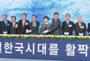 韓国紙セゲイルボ創刊30周年記念式で記念写真｜世界平和統一家庭連合News Online