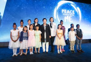 希望前進大会(米カリフォルニア州)で韓鶴子総裁と記念写真｜世界平和統一家庭連合News Online