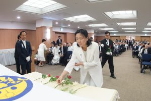 36家庭・史吉子会長の協会聖和式での文姸娥・UPF神韓国議長の献花｜世界平和統一家庭連合