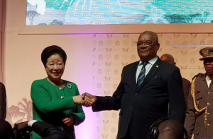 「アフリカサミット2019」での韓鶴子総裁とサントメ・プリンシペのエバリスト・カルバリョ大統領との握手｜世界平和統一家庭連合News Online